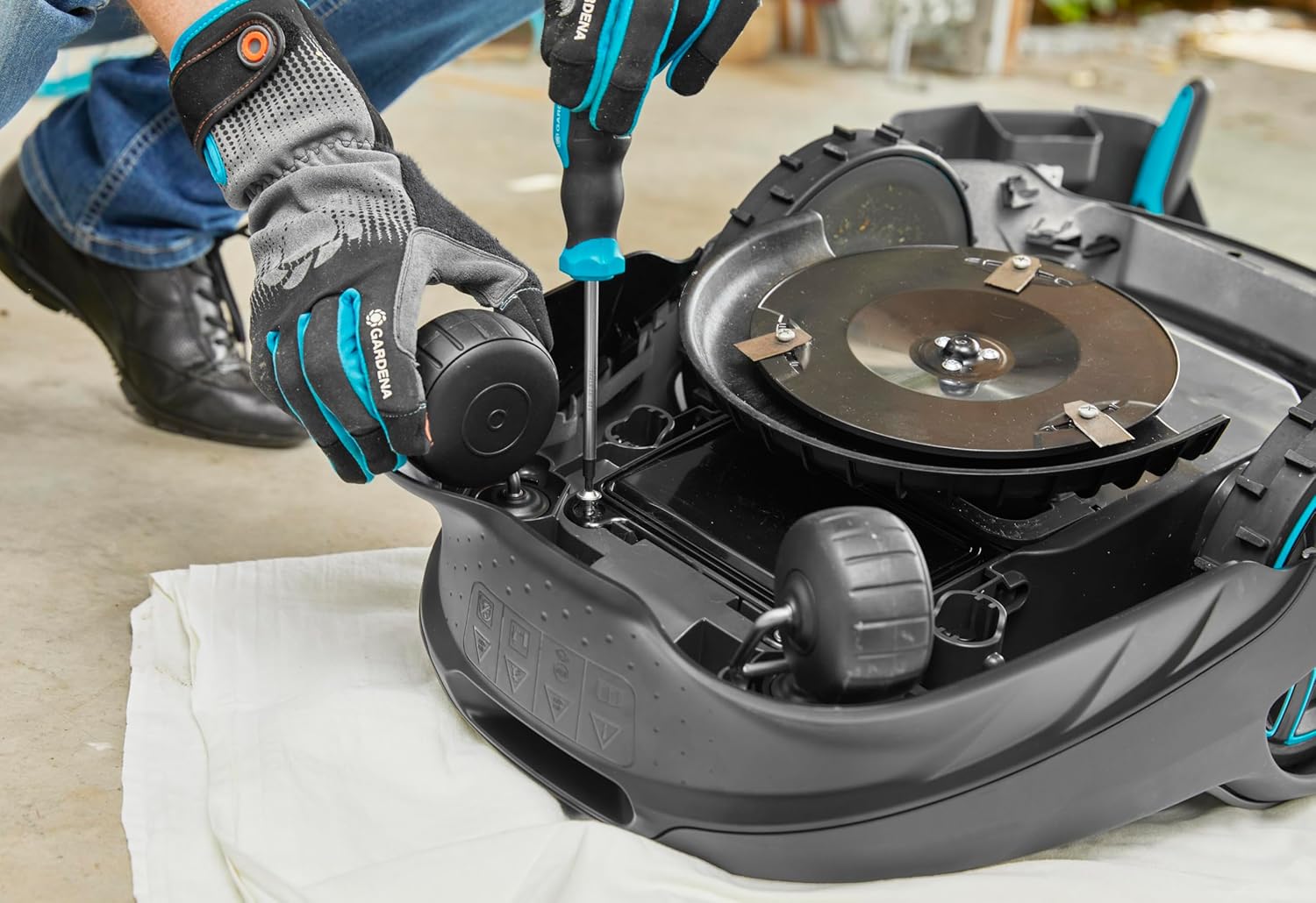 Gardena Original Garage für Mhroboter: Garage für Rasenmher, optimaler Sonnen- und Regenschutz für Rasenroboter und Ladestation (15020-20)