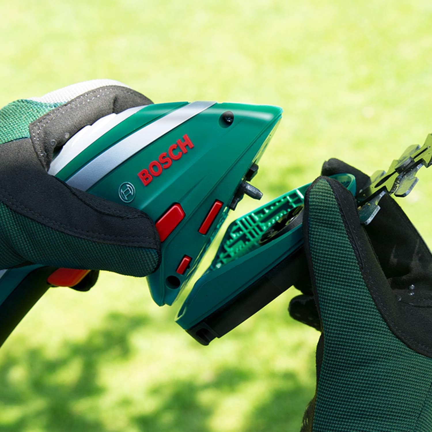 Bosch Akku Grasscheren Set Isio (3,6 Volt, Messerlnge 12 cm, Messerabstand 8 mm, mit XL-Gartenhandschuhen inklusive, in Softcase) – Amazon Edition