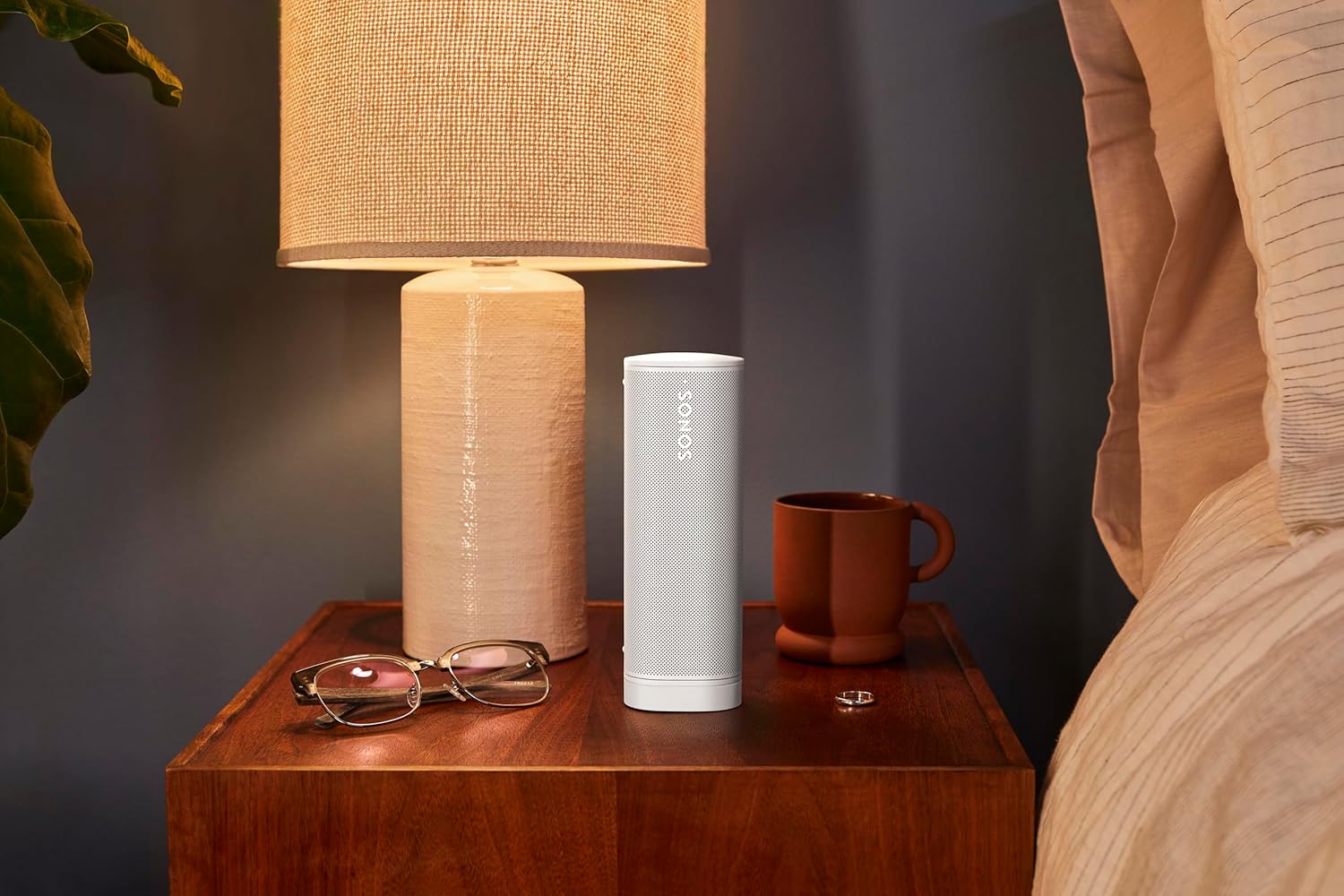 Sonos Roam 2 | Leichter, mobiler und wasserdichter Speaker mit Bluetooth, WLAN, mindestens 10 Stunden Akkulaufzeit und Voice Control für drinnen und draußen - Weiß
