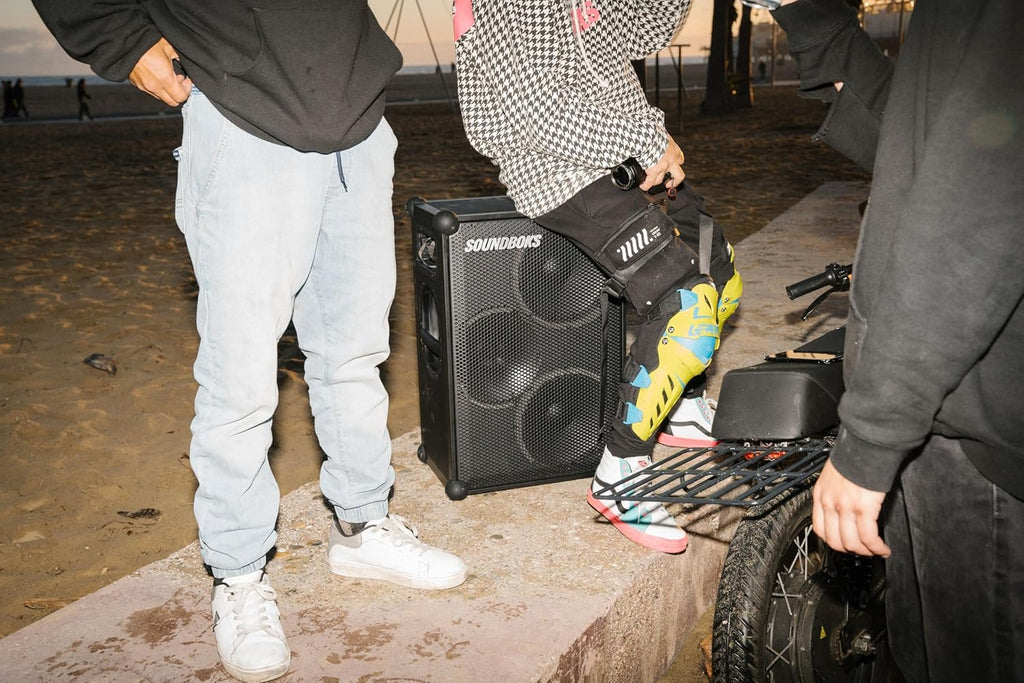 SOUNDBOKS 4 - Bluetooth Performance Speaker - USB-C-Aufladung Akku - Lautester Party Lautsprecher mit 40 Stunden Akku - Kabelloser und tragbarer Lautsprecher - Designed in Dänemark - 126dB (Schwarz)