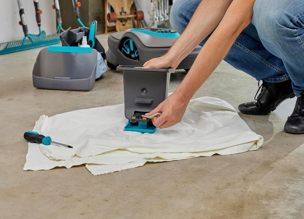 Gardena Original Garage für Mhroboter: Garage für Rasenmher, optimaler Sonnen- und Regenschutz für Rasenroboter und Ladestation (15020-20)