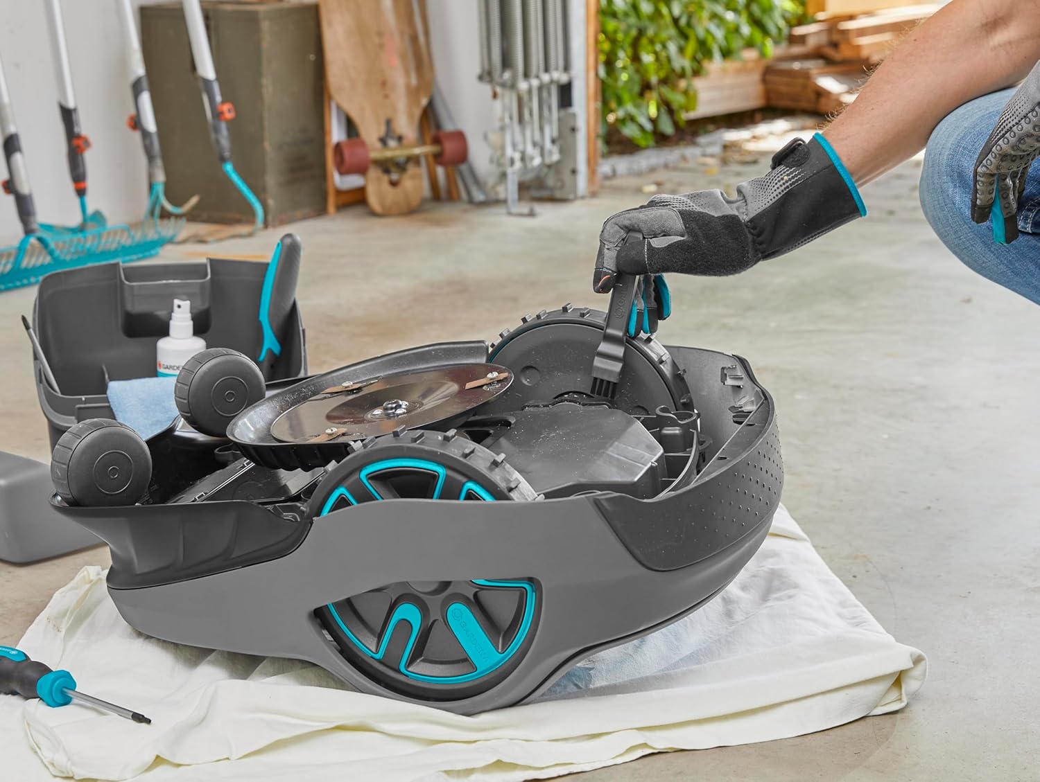 Gardena Original Garage für Mhroboter: Garage für Rasenmher, optimaler Sonnen- und Regenschutz für Rasenroboter und Ladestation (15020-20)