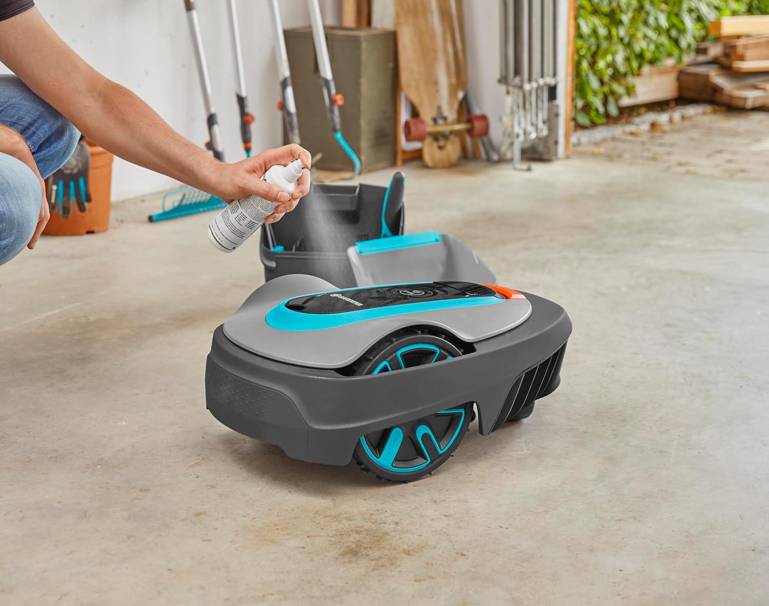 Gardena Original Garage für Mhroboter: Garage für Rasenmher, optimaler Sonnen- und Regenschutz für Rasenroboter und Ladestation (15020-20)