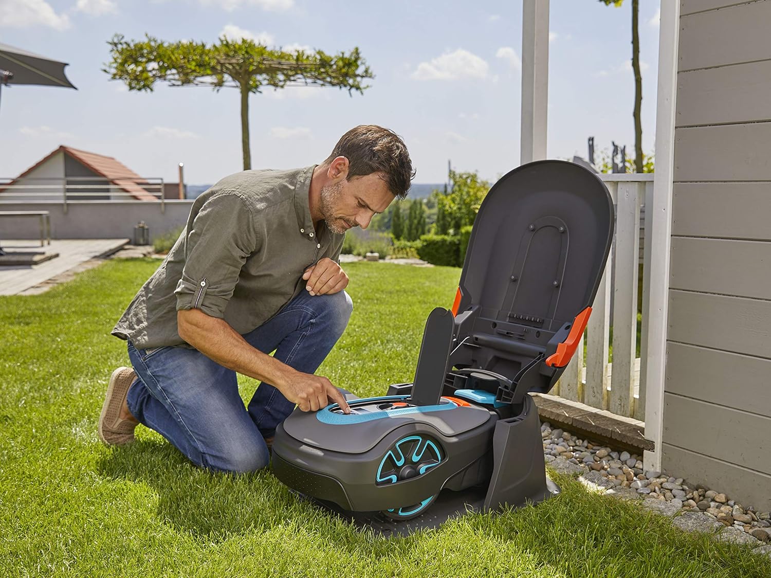 Gardena Original Garage für Mhroboter: Garage für Rasenmher, optimaler Sonnen- und Regenschutz für Rasenroboter und Ladestation (15020-20)
