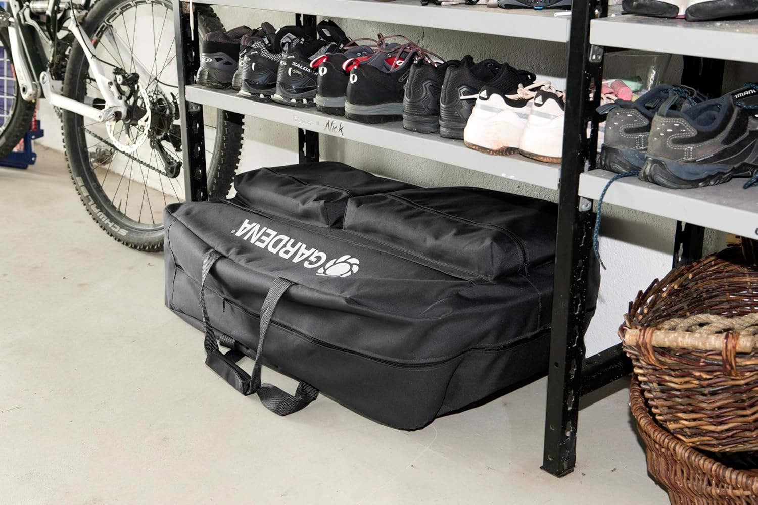 Gardena Original Garage für Mhroboter: Garage für Rasenmher, optimaler Sonnen- und Regenschutz für Rasenroboter und Ladestation (15020-20)