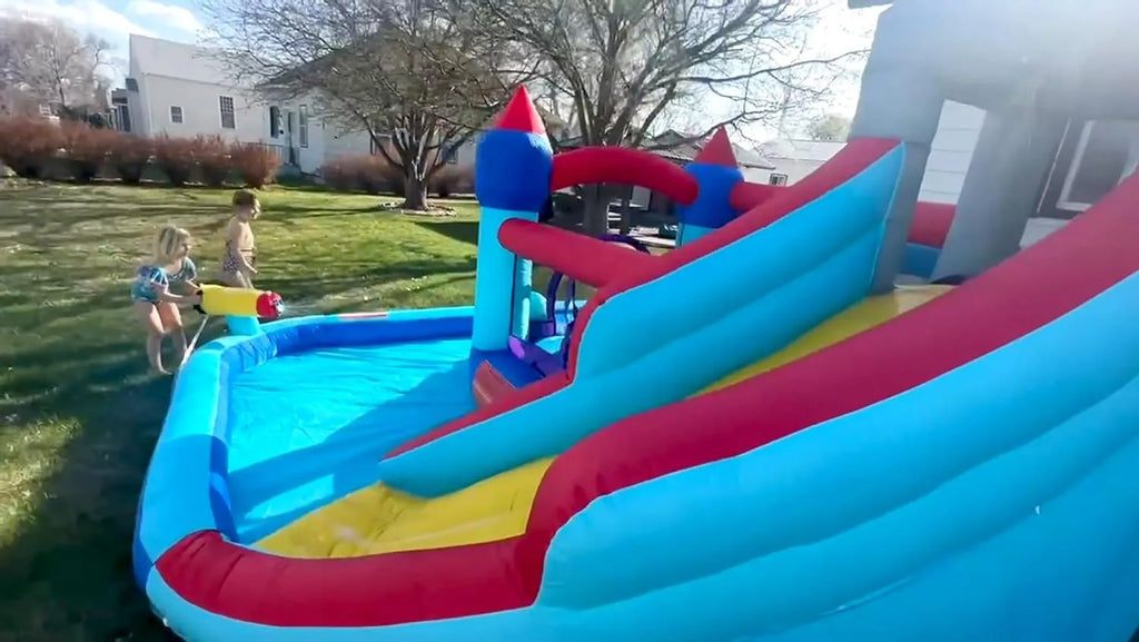 Aufblasbare Wasserrutschen für Kinder, 8-in-1-Hüpfburg-Wasserpark mit 450-W-Gebläse, Kletterwand, Planschbecken, 2 Wasserkanonen, Basketballkorb, Wasserrutsche, Krokodilsprinkler als Geschenk für eine Gartenparty