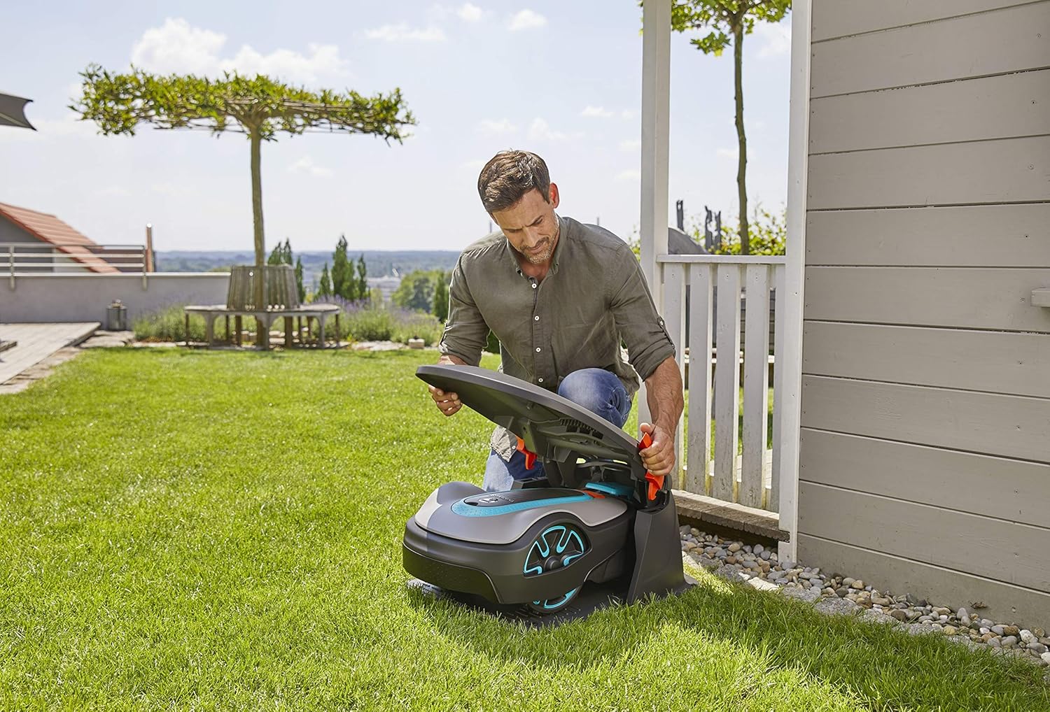 Gardena Original Garage für Mhroboter: Garage für Rasenmher, optimaler Sonnen- und Regenschutz für Rasenroboter und Ladestation (15020-20)