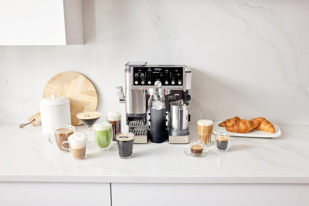 Ninja Luxe Essential 2-in-1-Kaffeemaschine mit Mahlwerk und Aufschäumer für Latte, Cappuccino & Espresso, einfache Handhabung, 2 Voreinstellungen zum Aufschäumen, Silber, ES501EU