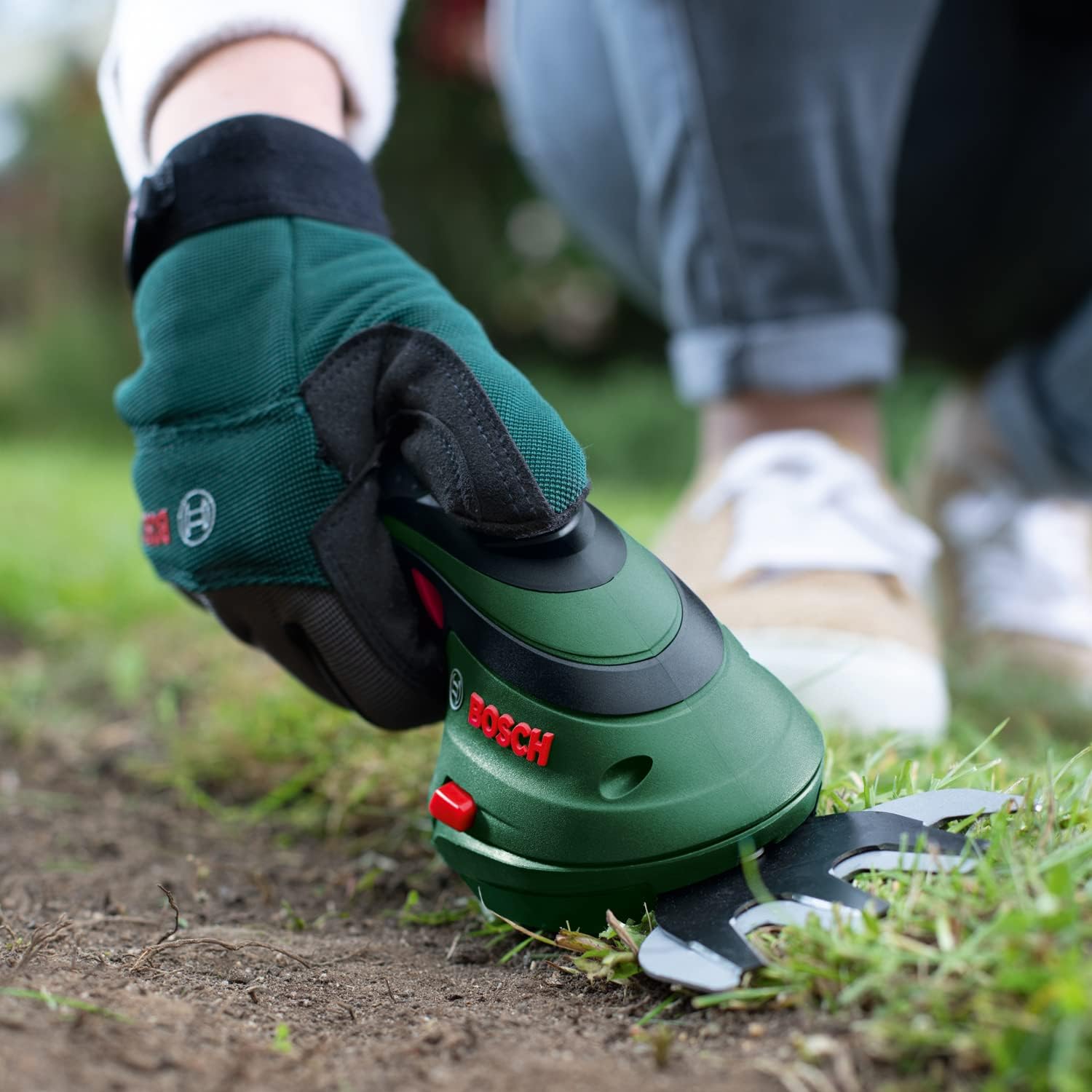 Bosch Akku Grasscheren Set Isio (3,6 Volt, Messerlnge 12 cm, Messerabstand 8 mm, mit XL-Gartenhandschuhen inklusive, in Softcase) – Amazon Edition